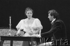 Koniec listopada 1984, Kraków, Polska.
Teatr im. Juliusz Słowackiego. Przedstawienie: Śluby Panieńskie, Aleksander Fredro. Reżyseria Marek Kmieciński
scenografia Tadeusz Smolicki, muzyka Henryk Mosna. Premiera 24 listopada 1984. 
Fot. Witold Górka, zbiory Ośrodka KARTA