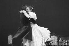 Koniec listopada 1984, Kraków, Polska.
Teatr im. Juliusz Słowackiego. Przedstawienie: Śluby Panieńskie, Aleksander Fredro. Reżyseria Marek Kmieciński
scenografia Tadeusz Smolicki, muzyka Henryk Mosna. Premiera 24 listopada 1984. 
Fot. Witold Górka, zbiory Ośrodka KARTA