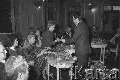 grudzień 1984, Kraków, Polska.
Teatr im. Juliusza Słowackiego. Jubileusz. Wręczenie nagród. 
Fot. Witold Górka, zbiory Ośrodka KARTA