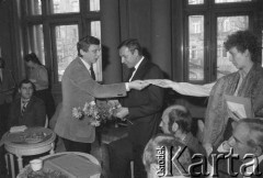 grudzień 1984, Kraków, Polska.
Teatr im. Juliusza Słowackiego. Jubileusz. Wręczenie nagród. Mikołaj Grabowski.
Fot. Witold Górka, zbiory Ośrodka KARTA