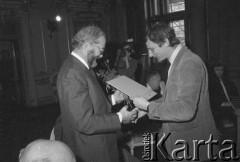 grudzień 1984, Kraków, Polska.
Teatr im. Juliusza Słowackiego. Jubileusz. Wręczenie nagród. Mikołaj Grabowski.
Fot. Witold Górka, zbiory Ośrodka KARTA