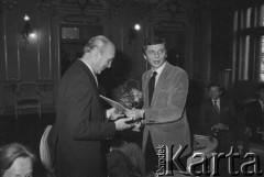 grudzień 1984, Kraków, Polska.
Teatr im. Juliusza Słowackiego. Jubileusz. Wręczenie nagród. Mikołaj Grabowski.
Fot. Witold Górka, zbiory Ośrodka KARTA