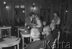 grudzień 1984, Kraków, Polska.
Teatr im. Juliusza Słowackiego. Jubileusz. Wręczenie nagród. Mikołaj Grabowski.
Fot. Witold Górka, zbiory Ośrodka KARTA