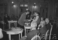 grudzień 1984, Kraków, Polska.
Teatr im. Juliusza Słowackiego. Jubileusz. Wręczenie nagród. Mikołaj Grabowski.
Fot. Witold Górka, zbiory Ośrodka KARTA