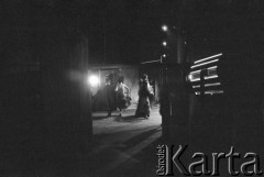 luty 1985, Kraków, Polska.
Teatr im. Juliusza Słowackiego. Przedstawienie: Mały bies, Fiodor Sołogub. Reżyseria: Rudolf Zioło. Premiera: 9 lutego 1985. Na scenie: 3 z lewej Jan Frycz.
Fot. Witold Górka, zbiory Ośrodka KARTA