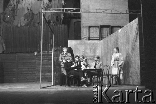luty 1985, Kraków, Polska.
Teatr im. Juliusza Słowackiego. Przedstawienie: Mały bies, Fiodor Sołogub. Reżyseria: Rudolf Zioło. Premiera: 9 lutego 1985. Na scenie: 3 z lewej Jan Frycz.
Fot. Witold Górka, zbiory Ośrodka KARTA 
