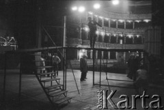 luty 1985, Kraków, Polska.
Teatr im. Juliusza Słowackiego. Przedstawienie: Mały bies, Fiodor Sołogub. Reżyseria: Rudolf Zioło. Premiera: 9 lutego 1985. Przygotowania do spektaklu.
Fot. Witold Górka, zbiory Ośrodka KARTA