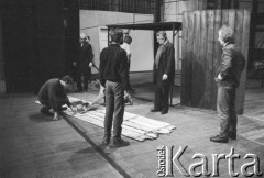 luty 1985, Kraków, Polska.
Teatr im. Juliusza Słowackiego. Przedstawienie: Mały bies, Fiodor Sołogub. Reżyseria: Rudolf Zioło. Premiera: 9 lutego 1985. Przygotowania do spektaklu.
Fot. Witold Górka, zbiory Ośrodka KARTA