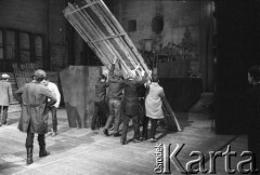 luty 1985, Kraków, Polska.
Teatr im. Juliusza Słowackiego. Przedstawienie: Mały bies, Fiodor Sołogub. Reżyseria: Rudolf Zioło. Premiera: 9 lutego 1985. Przygotowania do spektaklu.
Fot. Witold Górka, zbiory Ośrodka KARTA