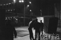 luty 1985, Kraków, Polska.
Teatr im. Juliusza Słowackiego. Przedstawienie: Mały bies, Fiodor Sołogub. Reżyseria: Rudolf Zioło. Premiera: 9 lutego 1985. Przygotowania do spektaklu.
Fot. Witold Górka, zbiory Ośrodka KARTA