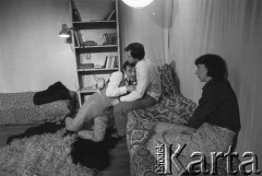 Marzec 1985, Kraków, Polska.
Teatr im. Juliusza Słowackiego. Przedstawienie: Zanim się przerwie srebrny sznur, Aleksiej Kazancew. Reżyseria Mikołaj Grabowski. Premiera 2 marca 1985. 
Fot. Witold Górka, zbiory Ośrodka KARTA