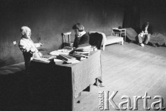 Marzec 1985, Kraków, Polska.
Teatr im. Juliusza Słowackiego. Przedstawienie: Zanim się przerwie srebrny sznur, Aleksiej Kazancew. Reżyseria Mikołaj Grabowski. Premiera 2 marca 1985. Próby.
Fot. Witold Górka, zbiory Ośrodka KARTA