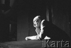 Marzec 1985, Kraków, Polska.
Teatr im. Juliusza Słowackiego. Przedstawienie: Zanim się przerwie srebrny sznur, Aleksiej Kazancew. Reżyseria Mikołaj Grabowski. Premiera 2 marca 1985. Próby.
Fot. Witold Górka, zbiory Ośrodka KARTA