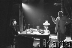 Marzec 1985, Kraków, Polska.
Teatr im. Juliusza Słowackiego. Przedstawienie: Zanim się przerwie srebrny sznur, Aleksiej Kazancew. Reżyseria Mikołaj Grabowski. Premiera 2 marca 1985. Próby.
Fot. Witold Górka, zbiory Ośrodka KARTA