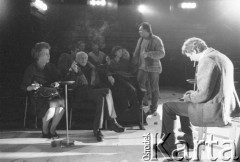 Marzec 1985, Kraków, Polska.
Teatr im. Juliusza Słowackiego. Przedstawienie: Zanim się przerwie srebrny sznur, Aleksiej Kazancew. Reżyseria Mikołaj Grabowski. Premiera 2 marca 1985. Przygotowania.
Fot. Witold Górka, zbiory Ośrodka KARTA
