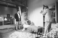 Marzec 1985, Kraków, Polska.
Teatr im. Juliusza Słowackiego. Przedstawienie: Zanim się przerwie srebrny sznur, Aleksiej Kazancew. Reżyseria Mikołaj Grabowski. Premiera 2 marca 1985. 
Fot. Witold Górka, zbiory Ośrodka KARTA