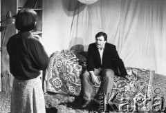 Marzec 1985, Kraków, Polska.
Teatr im. Juliusza Słowackiego. Przedstawienie: Zanim się przerwie srebrny sznur, Aleksiej Kazancew. Reżyseria Mikołaj Grabowski. Premiera 2 marca 1985. 
Fot. Witold Górka, zbiory Ośrodka KARTA