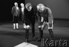 Marzec 1985, Kraków, Polska.
Teatr im. Juliusza Słowackiego. Przedstawienie: Książę Homburg, Heinrich von Kleist. Reżyseria Wojciech Szulczyński. Premiera 9 marca 1985. 3. z lewej Jacek Chmielnik.
Fot. Witold Górka, zbiory Ośrodka KARTA 

