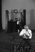 Marzec 1985, Kraków, Polska.
Teatr im. Juliusza Słowackiego. Przedstawienie: Książę Homburg, Heinrich von Kleist. Reżyseria Wojciech Szulczyński. Premiera 9 marca 1985. W głębi z prawej Jacek Chmielnik.
Fot. Witold Górka, zbiory Ośrodka KARTA 

