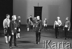 Marzec 1985, Kraków, Polska.
Teatr im. Juliusza Słowackiego. Przedstawienie: Książę Homburg, Heinrich von Kleist. Reżyseria Wojciech Szulczyński. Premiera 9 marca 1985.
Fot. Witold Górka, zbiory Ośrodka KARTA 

