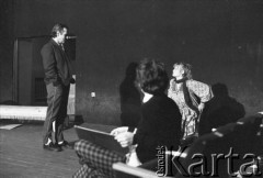 Październik 1985, Kraków, Polska.
Teatr im. Juliusz Słowackiego. Przedstawienie: Oni, Stanisław Ignacy Witkiewicz. Reżyseria: Rudolf Zioło. Premiera 6 października 1985. Zdjęcia z prób. W głębi Iwona Bielska.
Fot. Witold Górka, zbiory Ośrodka KARTA