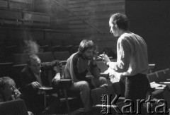 Październik 1985, Kraków, Polska.
Teatr im. Juliusz Słowackiego. Przedstawienie: Oni, Stanisław Ignacy Witkiewicz. Reżyseria: Rudolf Zioło. Premiera 6 października 1985. Zdjęcia z prób. 
Fot. Witold Górka, zbiory Ośrodka KARTA