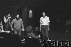 Październik 1985, Kraków, Polska.
Teatr im. Juliusz Słowackiego. Przedstawienie: Oni, Stanisław Ignacy Witkiewicz. Reżyseria: Rudolf Zioło. Premiera 6 października 1985. Zdjęcia z prób. 
Fot. Witold Górka, zbiory Ośrodka KARTA