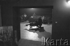 Październik 1985, Kraków, Polska.
Teatr im. Juliusz Słowackiego. Przedstawienie: Oni, Stanisław Ignacy Witkiewicz. Reżyseria: Rudolf Zioło. Premiera 6 października 1985. Zdjęcia z prób. 
Fot. Witold Górka, zbiory Ośrodka KARTA