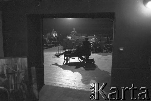 Październik 1985, Kraków, Polska.
Teatr im. Juliusz Słowackiego. Przedstawienie: Oni, Stanisław Ignacy Witkiewicz. Reżyseria: Rudolf Zioło. Premiera 6 października 1985. Zdjęcia z prób. 
Fot. Witold Górka, zbiory Ośrodka KARTA
