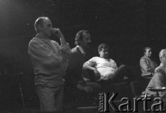Październik 1985, Kraków, Polska.
Teatr im. Juliusz Słowackiego. Przedstawienie: Oni, Stanisław Ignacy Witkiewicz. Reżyseria: Rudolf Zioło. Premiera 6 października 1985. Zdjęcia z prób. 
Fot. Witold Górka, zbiory Ośrodka KARTA