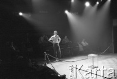 Październik 1985, Kraków, Polska.
Teatr im. Juliusz Słowackiego. Przedstawienie: Oni, Stanisław Ignacy Witkiewicz. Reżyseria: Rudolf Zioło. Premiera 6 października 1985. Zdjęcia z prób. 
Fot. Witold Górka, zbiory Ośrodka KARTA