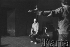 Październik 1985, Kraków, Polska.
Teatr im. Juliusz Słowackiego. Przedstawienie: Oni, Stanisław Ignacy Witkiewicz. Reżyseria: Rudolf Zioło. Premiera 6 października 1985. Zdjęcia z prób. 
Fot. Witold Górka, zbiory Ośrodka KARTA