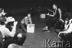 Październik 1985, Kraków, Polska.
Teatr im. Juliusz Słowackiego. Przedstawienie: Oni, Stanisław Ignacy Witkiewicz. Reżyseria: Rudolf Zioło. Premiera 6 października 1985. Zdjęcia z prób. 
Fot. Witold Górka, zbiory Ośrodka KARTA