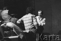 Październik 1985, Kraków, Polska.
Teatr im. Juliusz Słowackiego. Przedstawienie: Oni, Stanisław Ignacy Witkiewicz. Reżyseria: Rudolf Zioło. Premiera 6 października 1985. Zdjęcia z prób. 
Fot. Witold Górka, zbiory Ośrodka KARTA