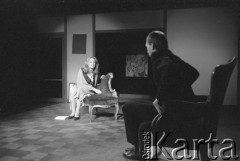 Październik 1985, Kraków, Polska.
Teatr im. Juliusz Słowackiego. Przedstawienie: Oni, Stanisław Ignacy Witkiewicz. Reżyseria: Rudolf Zioło. Premiera 6 października 1985. Z lewej Iwona Bielska.
Fot. Witold Górka, zbiory Ośrodka KARTA