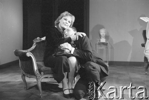 Październik 1985, Kraków, Polska.
Teatr im. Juliusz Słowackiego. Przedstawienie: Oni, Stanisław Ignacy Witkiewicz. Reżyseria: Rudolf Zioło. Premiera 6 października 1985.
Fot. Witold Górka, zbiory Ośrodka KARTA