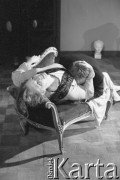 Październik 1985, Kraków, Polska.
Teatr im. Juliusz Słowackiego. Przedstawienie: Oni, Stanisław Ignacy Witkiewicz. Reżyseria: Rudolf Zioło. Premiera 6 października 1985. 
Fot. Witold Górka, zbiory Ośrodka KARTA