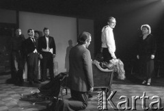 Październik 1985, Kraków, Polska.
Teatr im. Juliusz Słowackiego. Przedstawienie: Oni, Stanisław Ignacy Witkiewicz. Reżyseria: Rudolf Zioło. Premiera 6 października 1985. Z lewej Iwona Bielska.
Fot. Witold Górka, zbiory Ośrodka KARTA