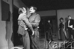Październik 1985, Kraków, Polska.
Teatr im. Juliusz Słowackiego. Przedstawienie: Oni, Stanisław Ignacy Witkiewicz. Reżyseria: Rudolf Zioło. Premiera 6 października 1985. Z lewej Iwona Bielska.
Fot. Witold Górka, zbiory Ośrodka KARTA