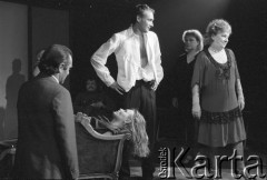 Październik 1985, Kraków, Polska.
Teatr im. Juliusz Słowackiego. Przedstawienie: Oni, Stanisław Ignacy Witkiewicz. Reżyseria: Rudolf Zioło. Premiera 6 października 1985. Z lewej Iwona Bielska.
Fot. Witold Górka, zbiory Ośrodka KARTA