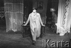 Marzec 1986, Kraków, Polska.
Teatr im. Juliusza Słowackiego. Przedstawienie: Szklana Menażeria, Tennessee Williams. Reżyseria: Zofia Kalińska. Premiera 15 marca 1986. Na scenie Andrzej Bryg.
Fot. Witold Górka, zbiory Ośrodka KARTA