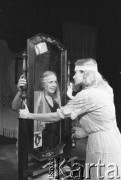 Marzec 1986, Kraków, Polska.
Teatr im. Juliusza Słowackiego. Przedstawienie: Szklana Menażeria, Tennessee Williams. Reżyseria: Zofia Kalińska. Premiera 15 marca 1986. Na scenie Katarzyna Gniewkowska i Zofia Kalińska.
Fot. Witold Górka, zbiory Ośrodka KARTA