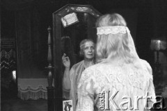 Marzec 1986, Kraków, Polska.
Teatr im. Juliusza Słowackiego. Przedstawienie: Szklana Menażeria, Tennessee Williams. Reżyseria: Zofia Kalińska. Premiera 15 marca 1986. Na scenie: 1. z lewej Katarzyna Gniekowska i Zofia Kalińska.
Fot. Witold Górka, zbiory Ośrodka KARTA