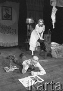 Marzec 1986, Kraków, Polska.
Teatr im. Juliusza Słowackiego. Przedstawienie: Szklana Menażeria, Tennessee Williams. Reżyseria: Zofia Kalińska. Premiera 15 marca 1986. Na scenie: Katarzyna Gniewkowska, Ryszard Jasiński.
Fot. Witold Górka, zbiory Ośrodka KARTA