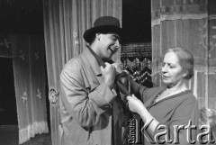 Marzec 1986, Kraków, Polska.
Teatr im. Juliusza Słowackiego. Przedstawienie: Szklana Menażeria, Tennessee Williams. Reżyseria: Zofia Kalińska. Premiera 15 marca 1986. Na scenie: Zofia Kalińska.
Fot. Witold Górka, zbiory Ośrodka KARTA 


