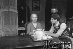 Marzec 1986, Kraków, Polska.
Teatr im. Juliusza Słowackiego. Przedstawienie: Szklana Menażeria, Tennessee Williams. Reżyseria: Zofia Kalińska. Premiera 15 marca 1986. Na scenie: Zofia Kalińska i Andrzej Bryg.
Fot. Witold Górka, zbiory Ośrodka KARTA 


