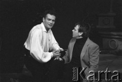 Kwiecień 1986, Kraków, Polska.
Teatr im. Juliusza Słowackiego. Przedstawienie: Romanca, Jacek Chmielnik. Reżyseria Jacek Chmielnik. Premiera 19 kwietnia 1986. Na scenie Jacek Chmielnik (z lewej)  i Krzysztof Jędrysek.
Fot. Witold Górka, zbiory Ośrodka KARTA 
