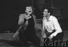 Kwiecień 1986, Kraków, Polska.
Teatr im. Juliusza Słowackiego. Przedstawienie: Romanca, Jacek Chmielnik. Reżyseria Jacek Chmielnik. Premiera 19 kwietnia 1986. Na scenie Jacek Chmielnik (z prawej)  i Krzysztof Jędrysek.
Fot. Witold Górka, zbiory Ośrodka KARTA 
