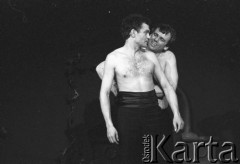 Kwiecień 1986, Kraków, Polska.
Teatr im. Juliusza Słowackiego. Przedstawienie: Romanca, Jacek Chmielnik. Reżyseria Jacek Chmielnik. Premiera 19 kwietnia 1986. Na scenie Jacek Chmielnik (z lewej)  i Krzysztof Jędrysek.
Fot. Witold Górka, zbiory Ośrodka KARTA 
