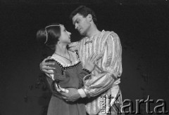 Kwiecień 1986, Kraków, Polska.
Teatr im. Juliusza Słowackiego. Przedstawienie: Romanca, Jacek Chmielnik. Reżyseria Jacek Chmielnik. Premiera 19 kwietnia 1986. Na scenie Jacek Chmielnik i Bożena Adamek.
Fot. Witold Górka, zbiory Ośrodka KARTA 
